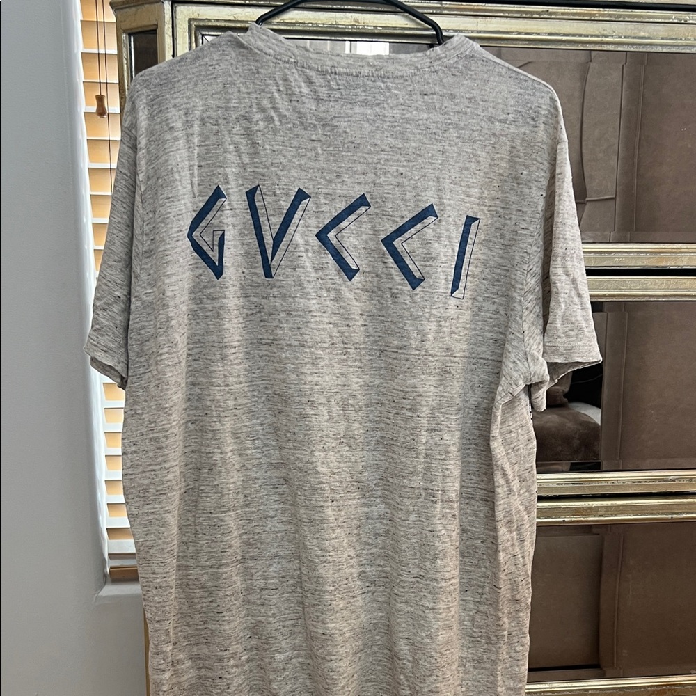 Gucci Gray T-Shirt with Blue Design new without tags
